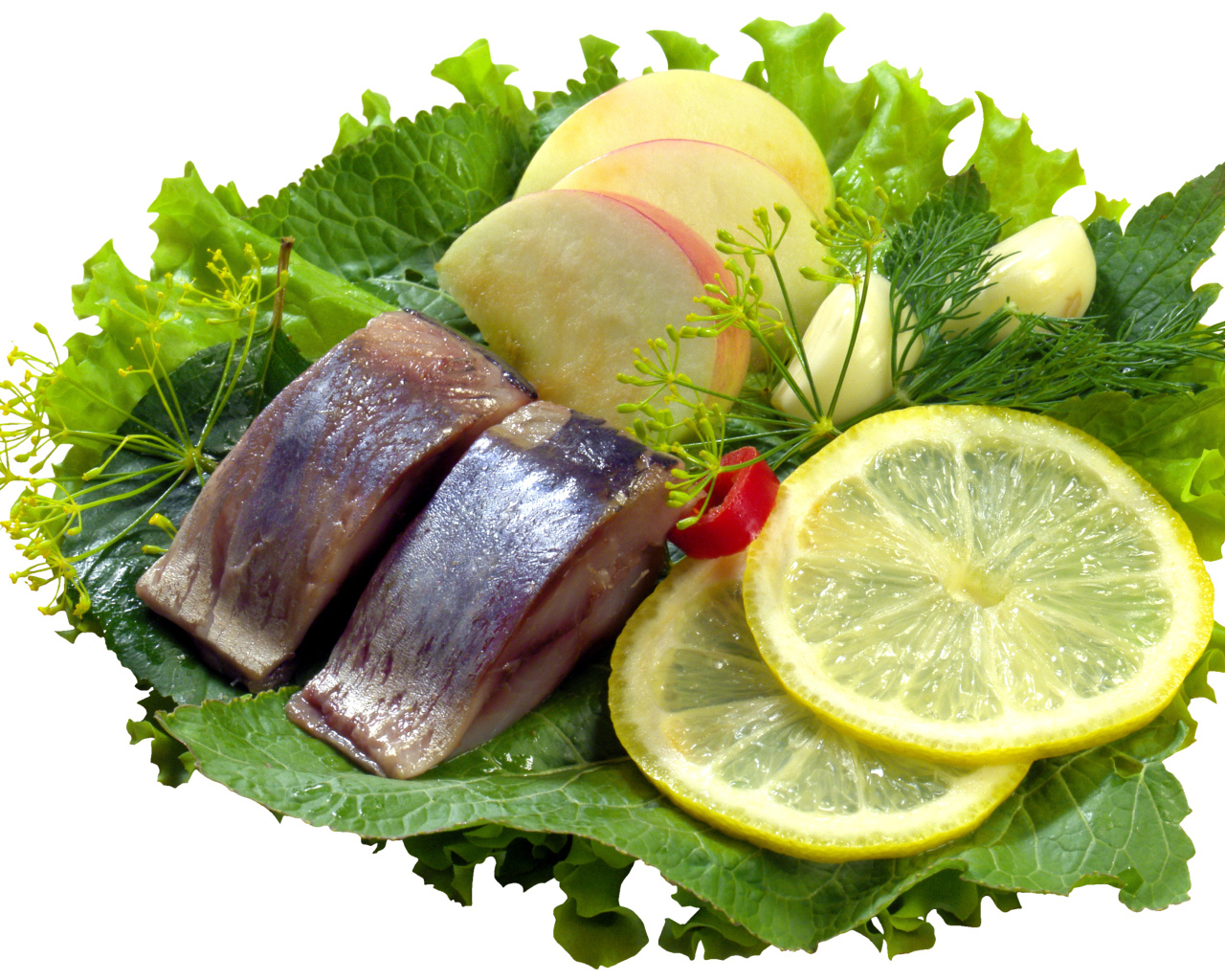 Кусочки сельди с кусочками яблока и лимона на белом фоне
