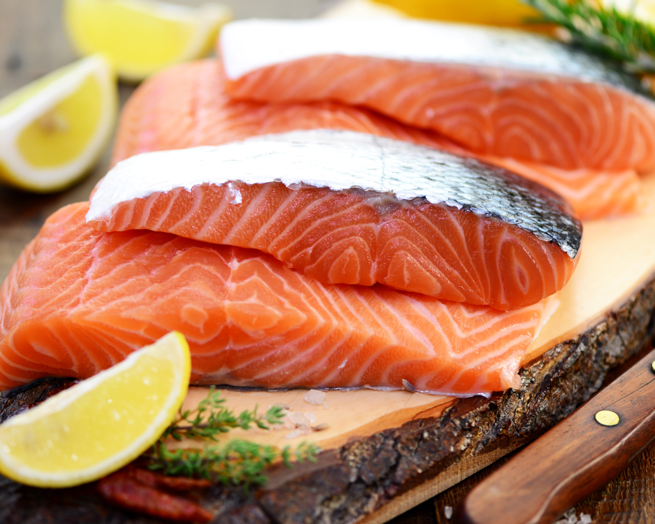 Кусочки красной рыбы с лимоном на столе