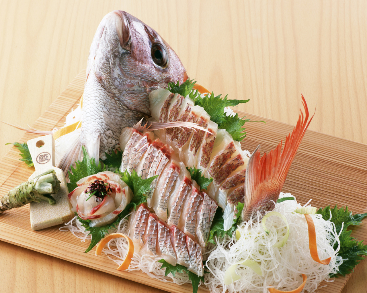 Нарезка из свежей рыбы на разделочной доске