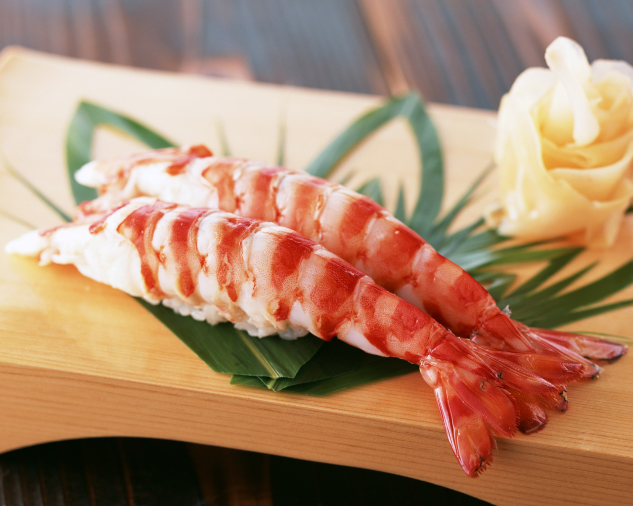 Две крупные вареные креветки на столе