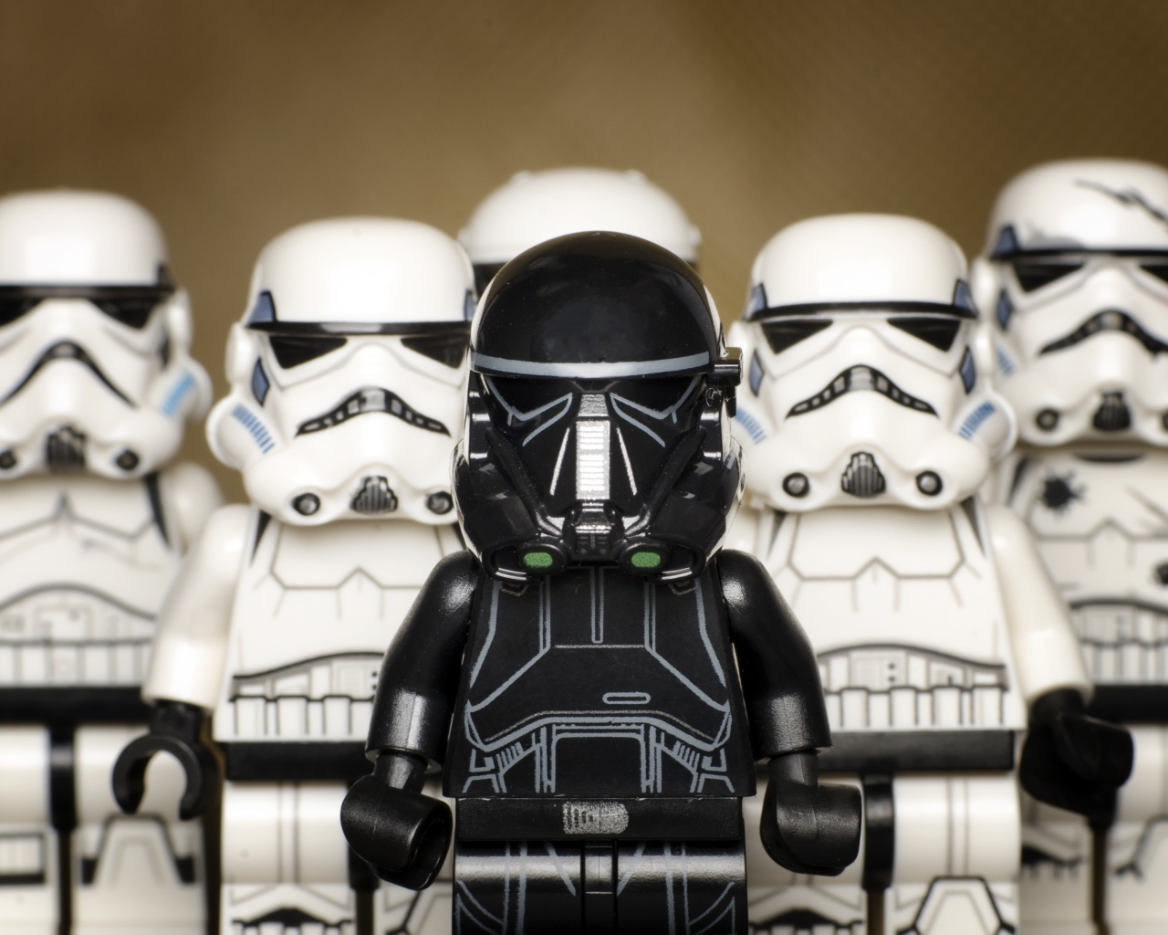 Маленькие фигурки штурмовиков из Звездных войн