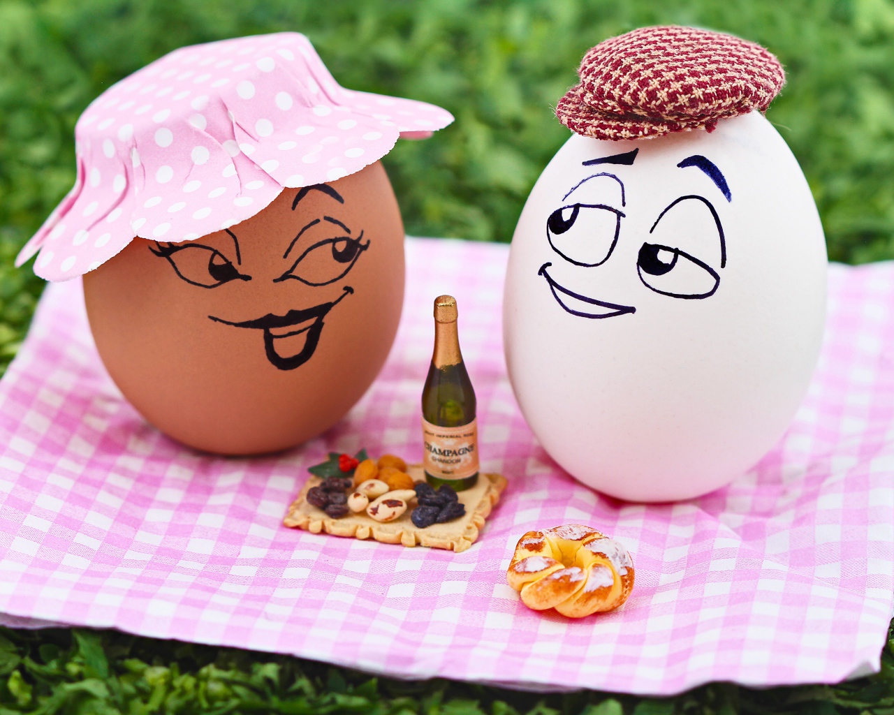 Два яйца устроили пикник на природе