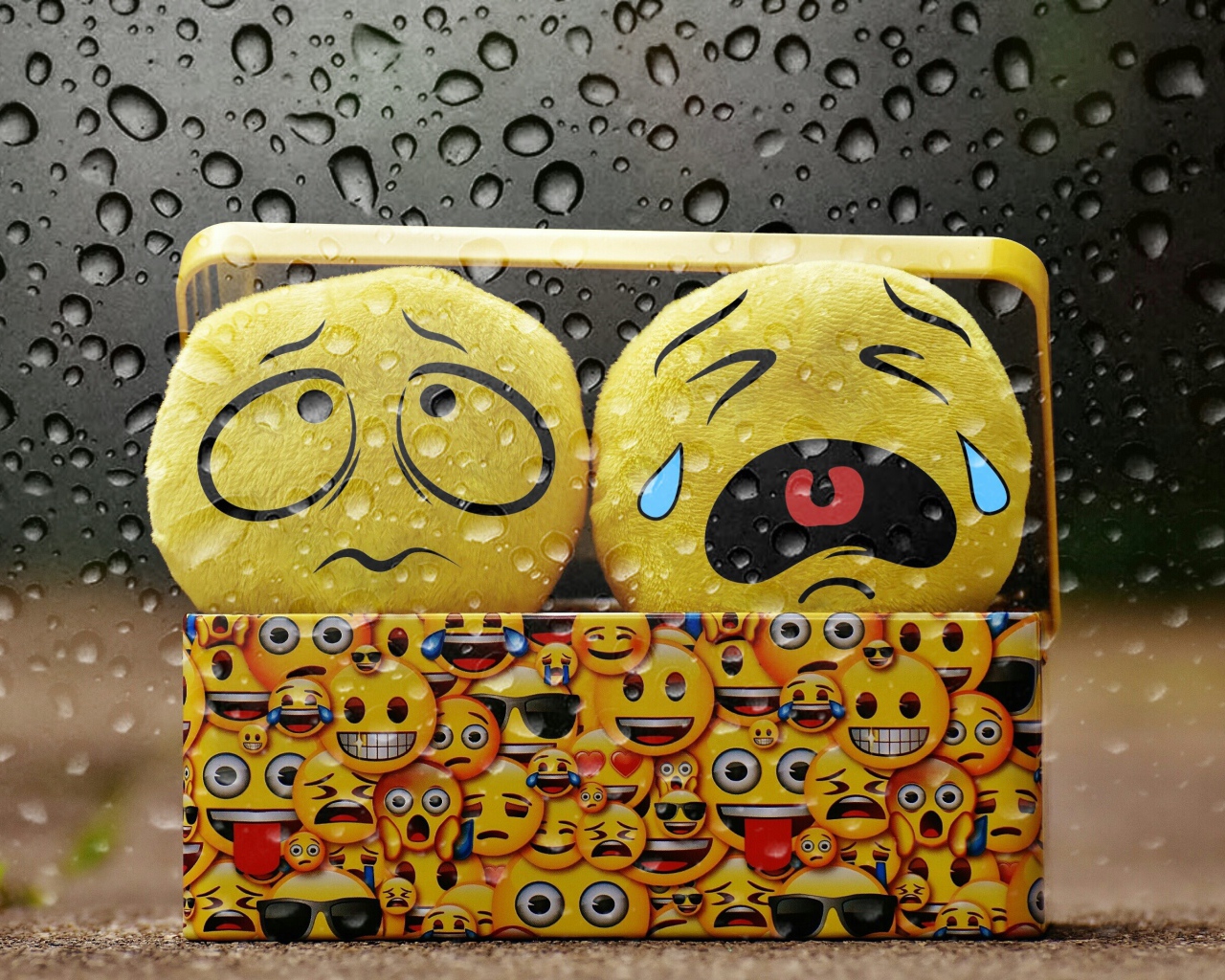 Желтые грустные смайлики в шкатулке 