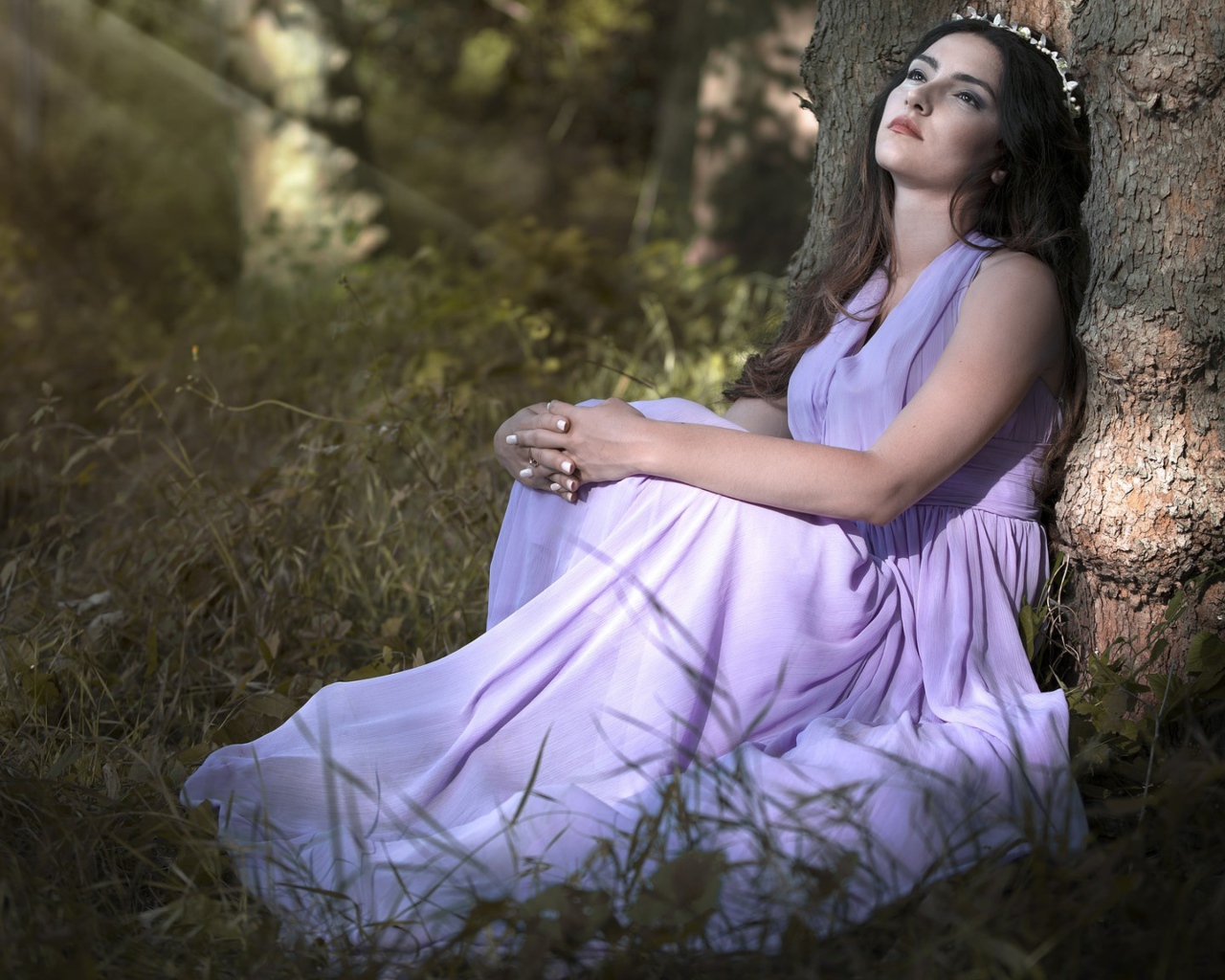 Девушка в красивом платье под деревом 