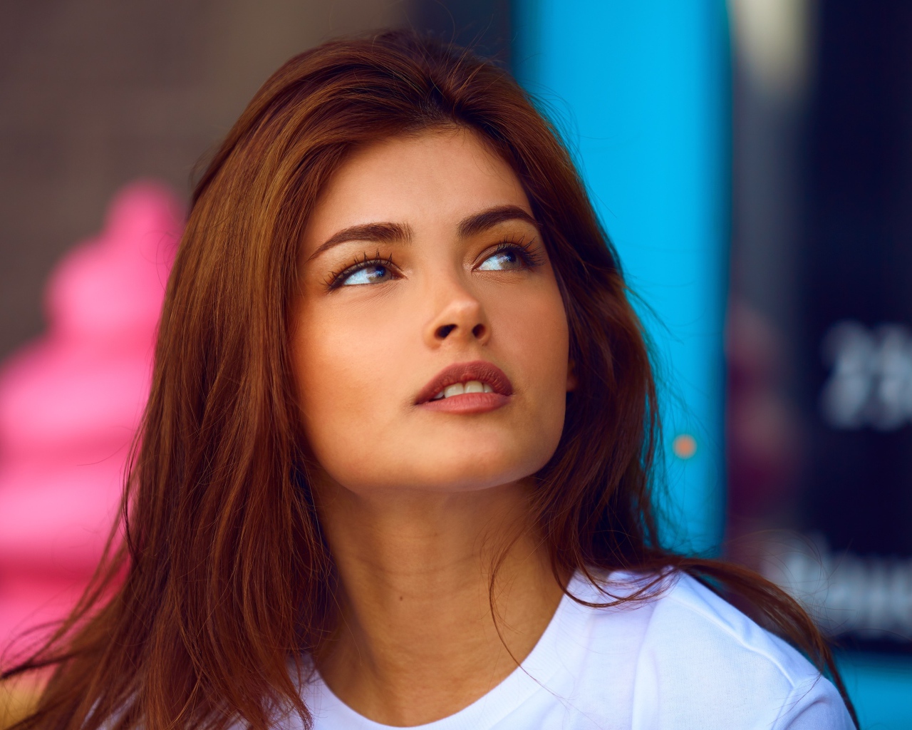 Взгляд красивой брюнетки