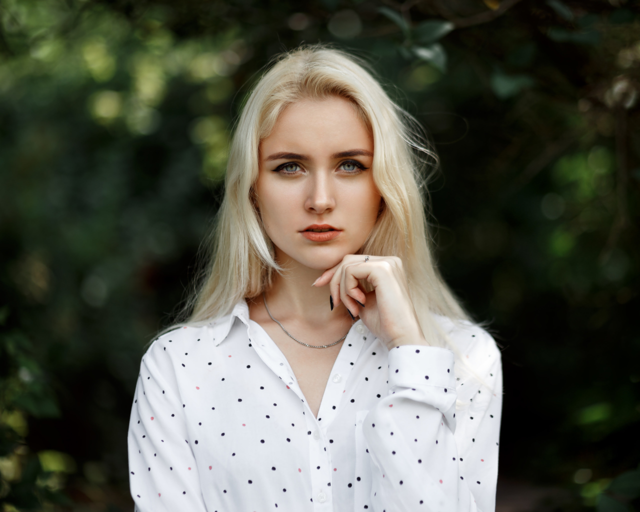 Настоящая нежная девушка блондинка в  рубашке