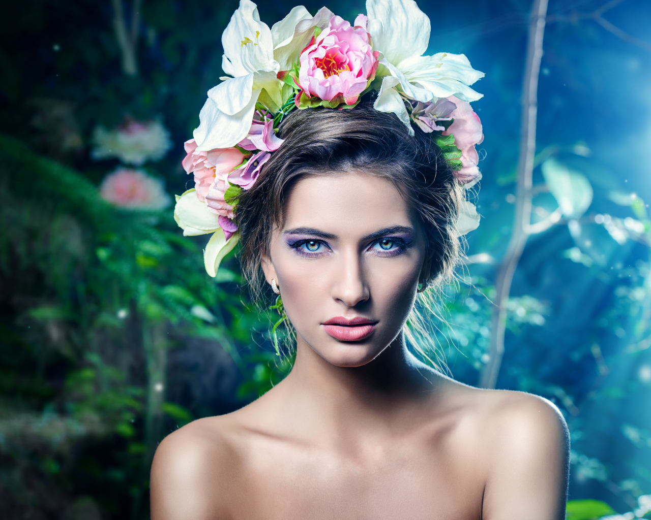 Настоящая девушка с цветами в волосах