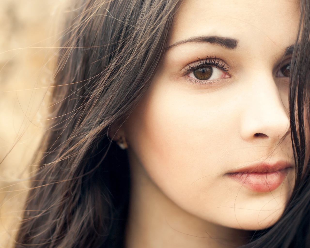 Нежная кареглазая девушка брюнетка с длинными волосами