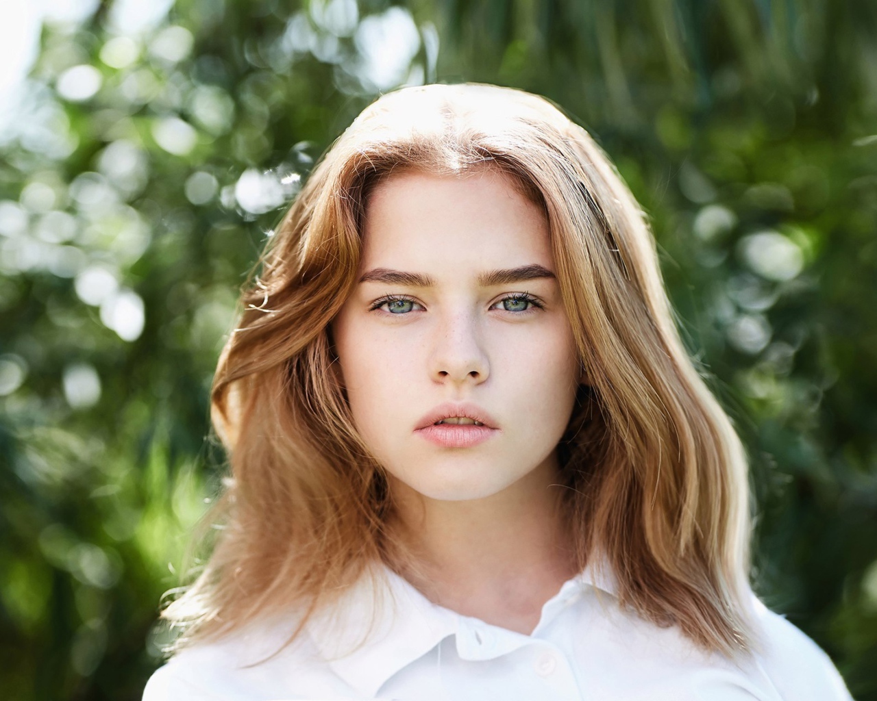 Нежная молодая девушка в белой рубашке