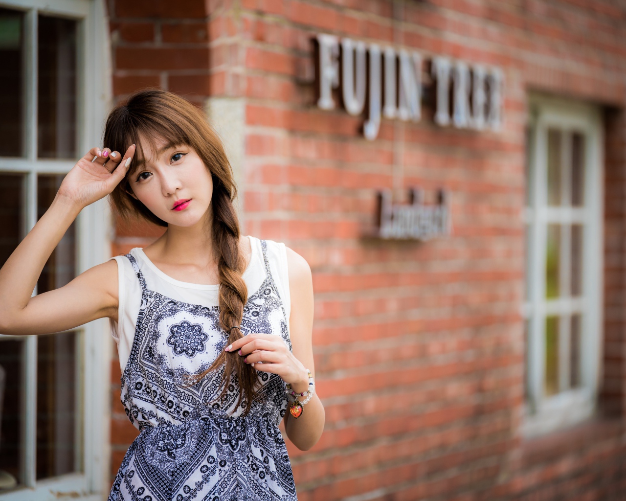 Нежная девушка азиатка у дома