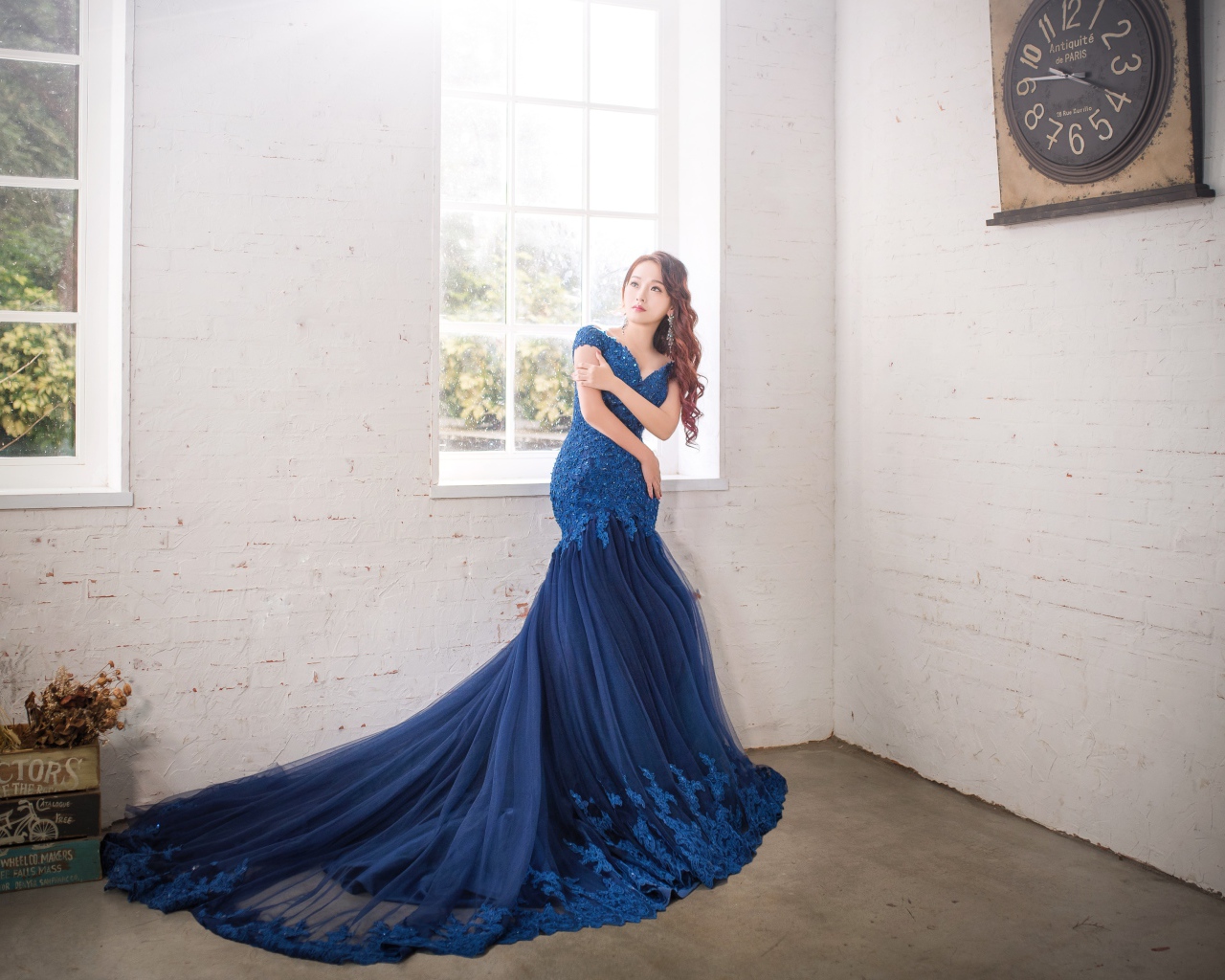 Девушка азиатка в красивом синем платье