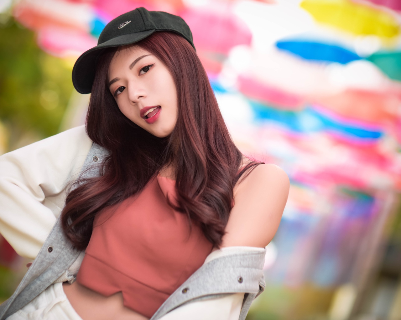 Девушка азиатка в черной кепке