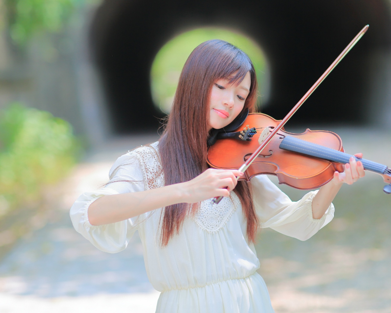 Девушка азиатка в белом платье со скрипкой в руках