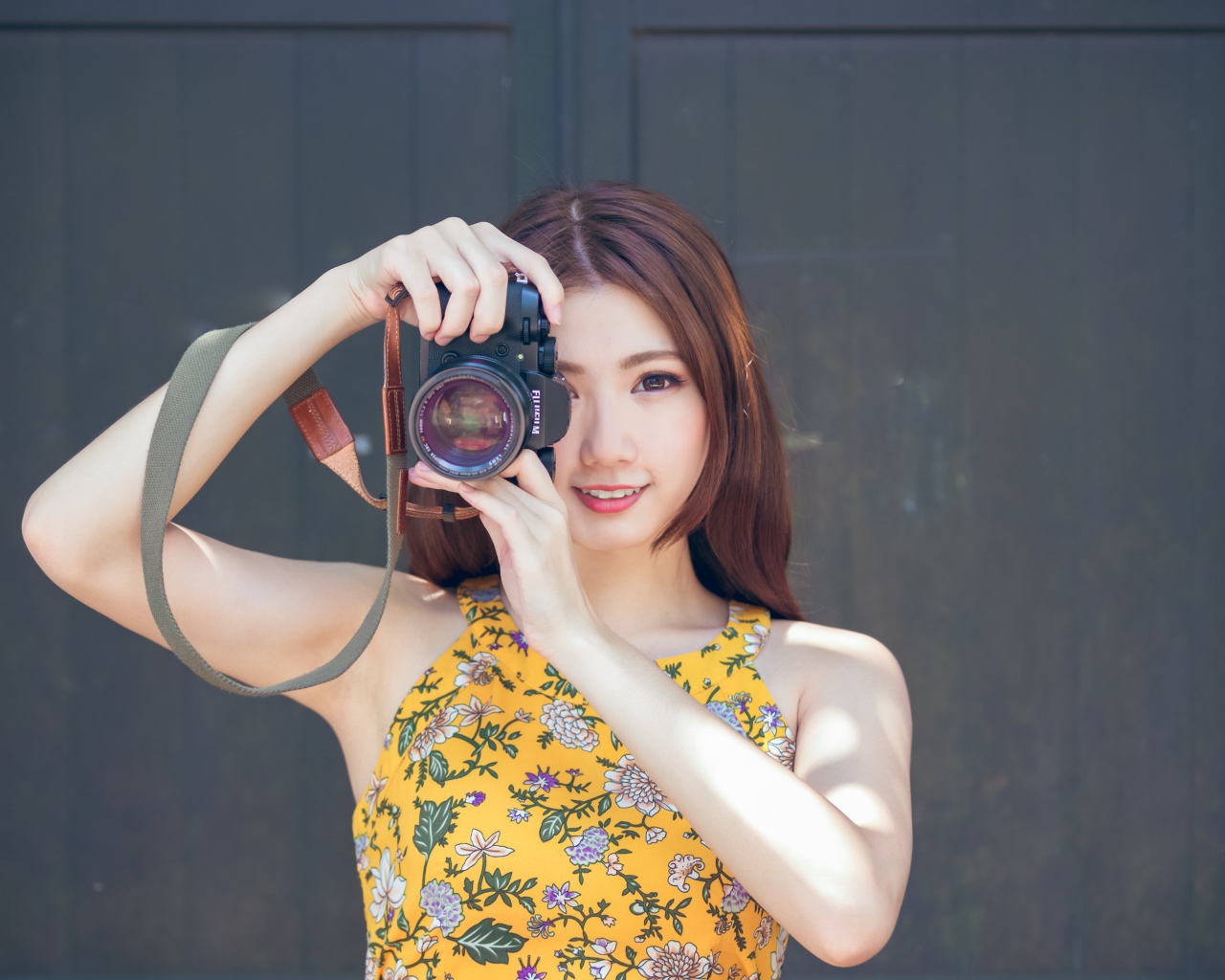 Девушка азиатка с фотоаппаратов в руках