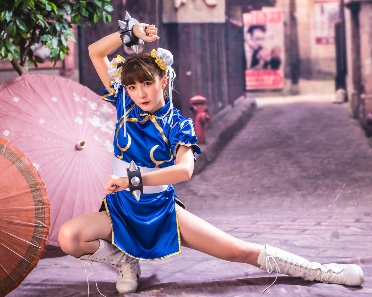 Спортивная девушка азиатка с зонтами