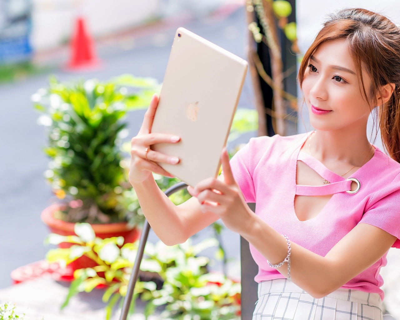 Красивая девушка азиатка делает селфи