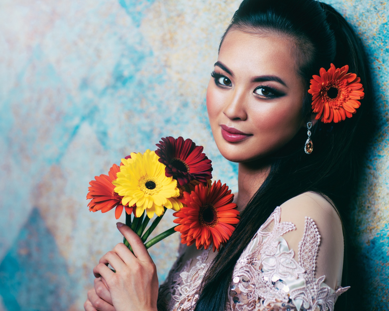 Красивая девушка азиатка с букетом гербер в руках