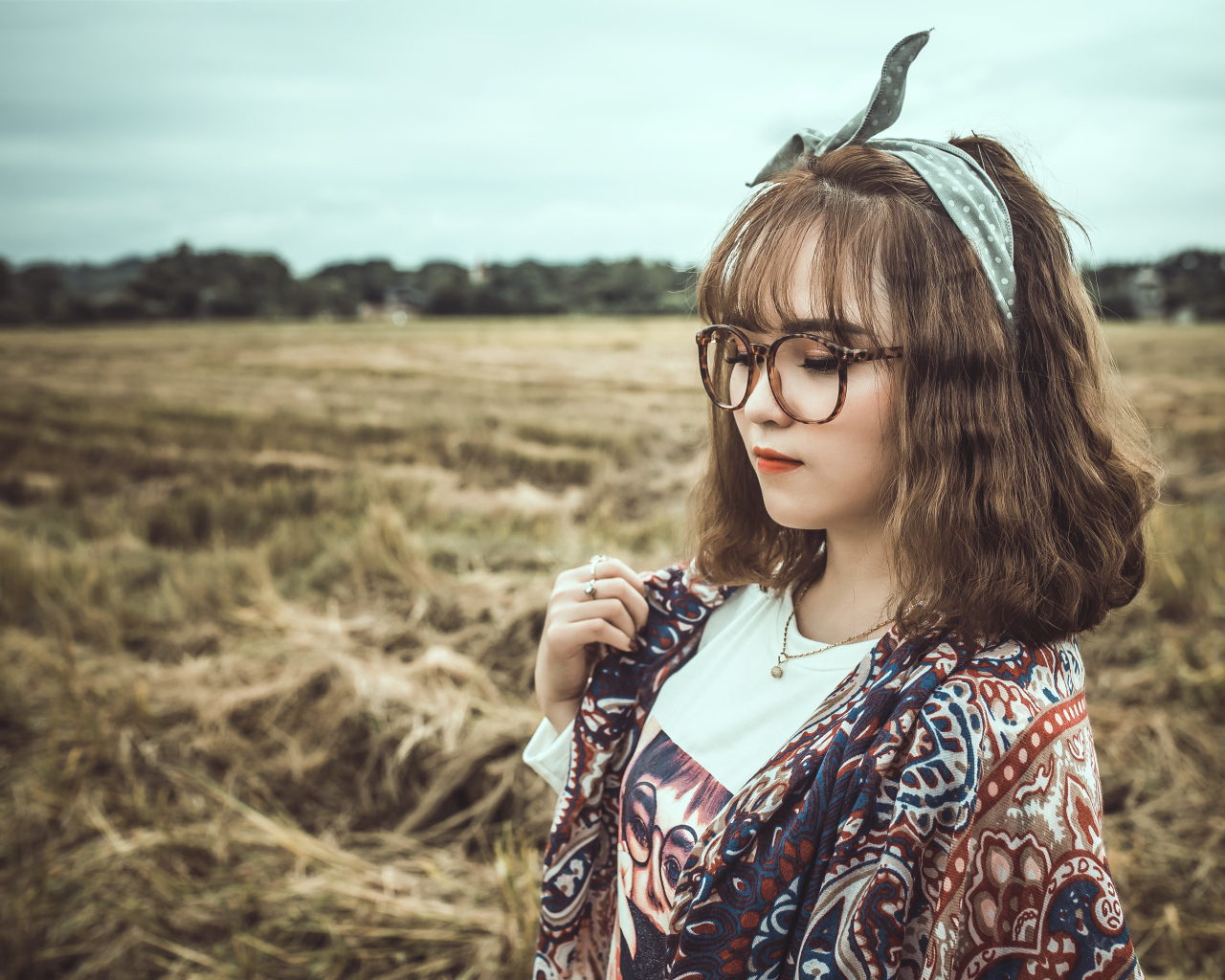 Красивая девушка азиатка в очках 