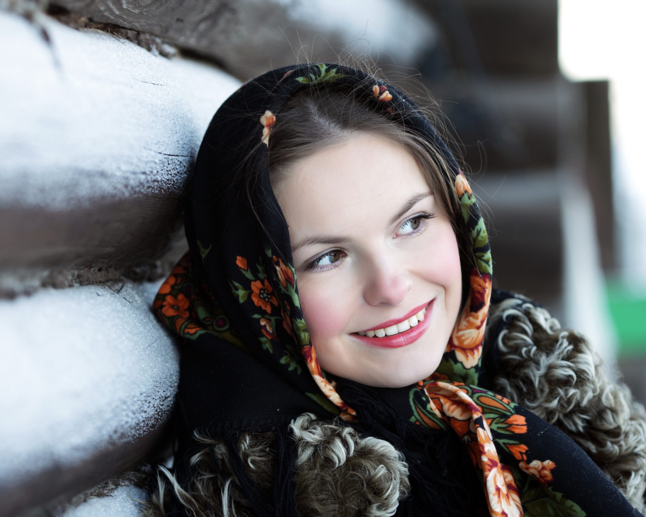 Красивая русская девушка в платке зимой