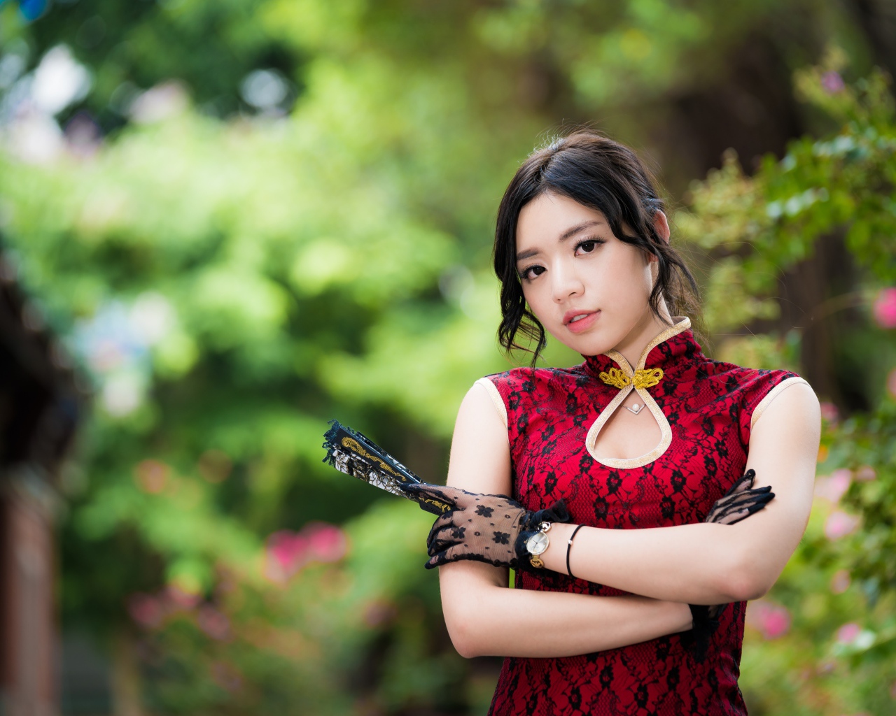 Красивая девушка азиатка с веером в руке