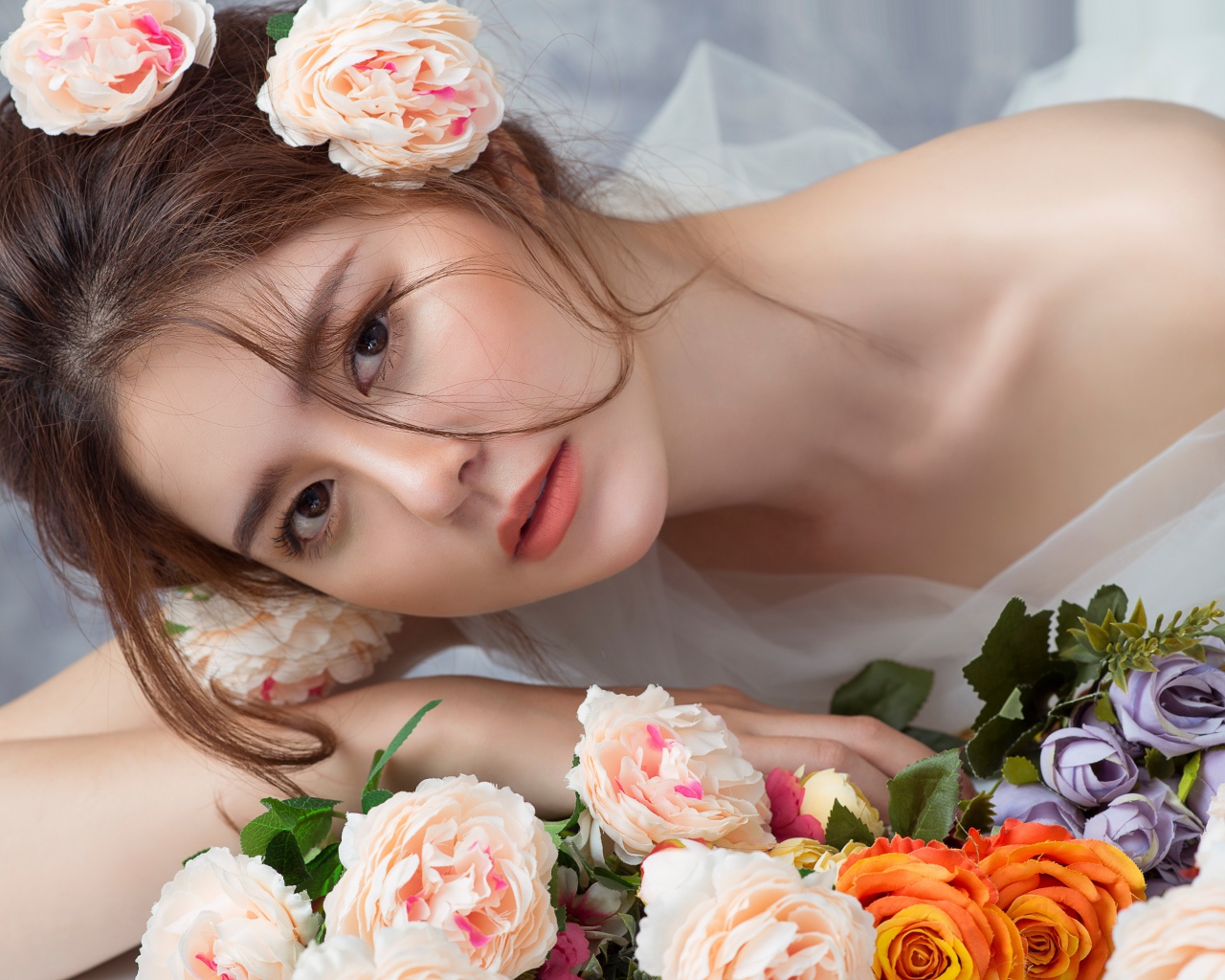 Красивая девушка азиатка с цветами в волосах 