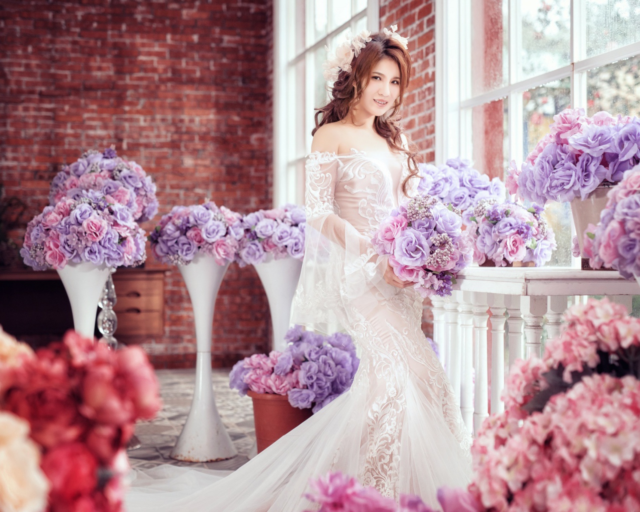 Красивая азиатка в свадебном платье с цветами
