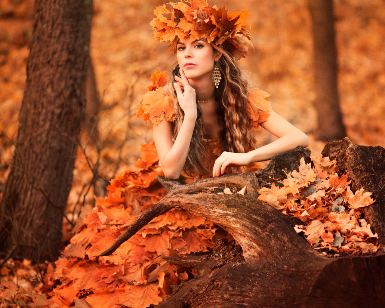 Красивая девушка осень в костюме из желтых листьев 