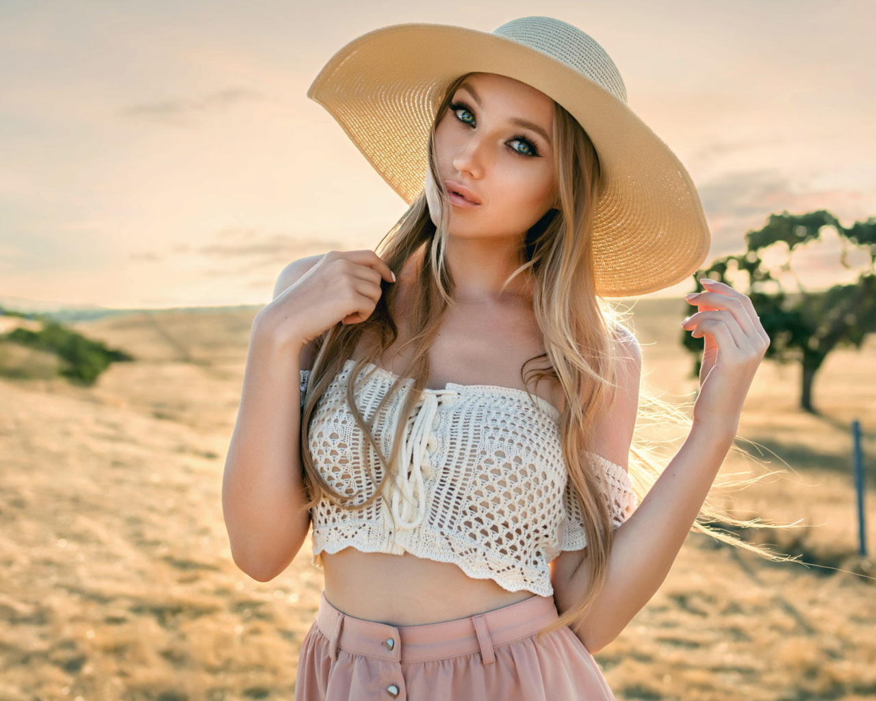 Красивая девушка блондинка в большой шляпе