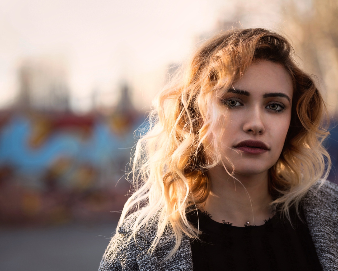 Красивая девушка блондинка в свете солнца