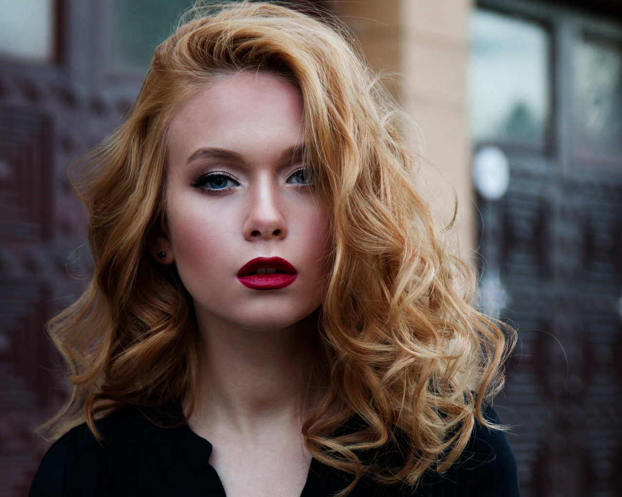 Красивая блондинка модель с голубыми глазами