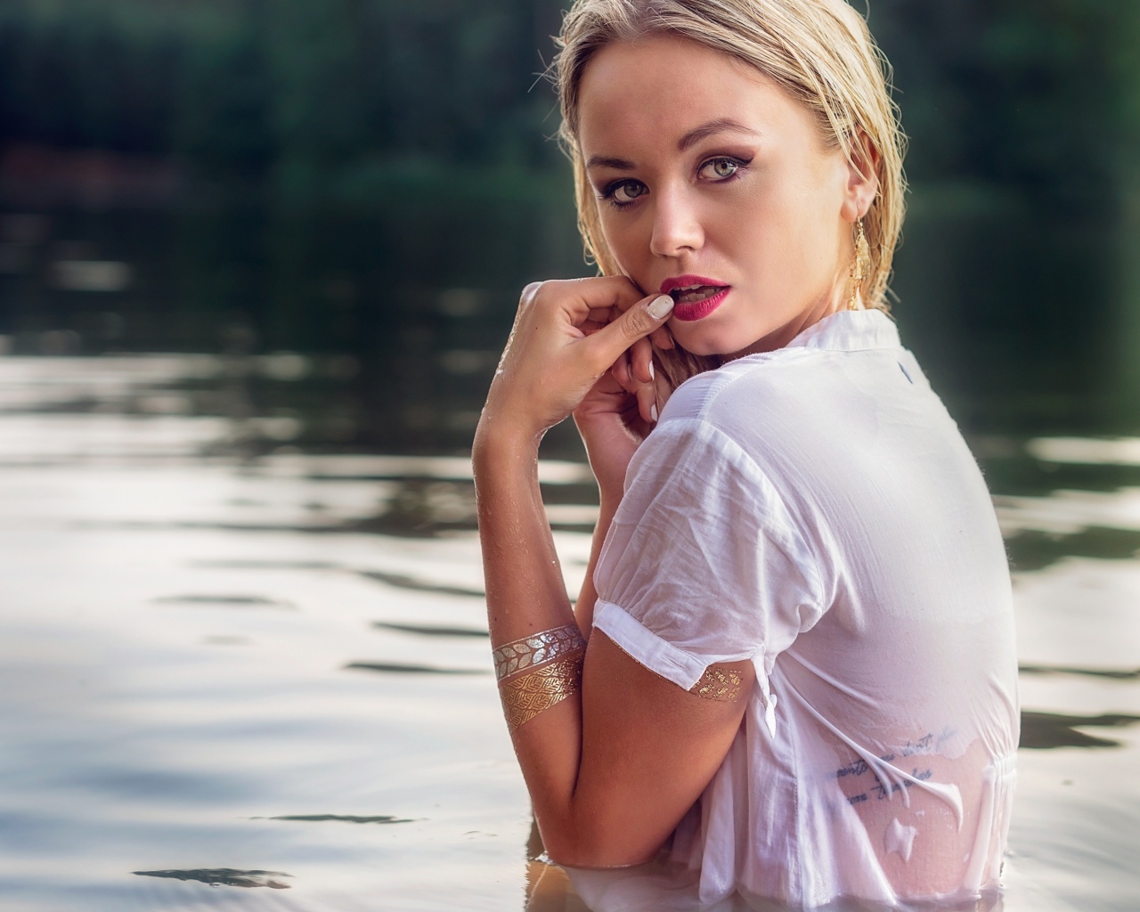 Красивая девушка блондинка в воде