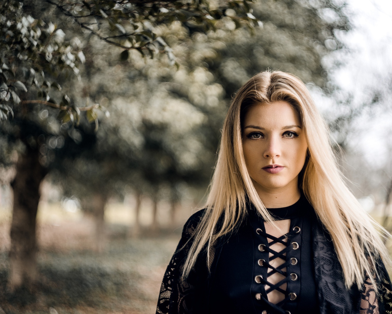 Красивая блондинка в черном платье 