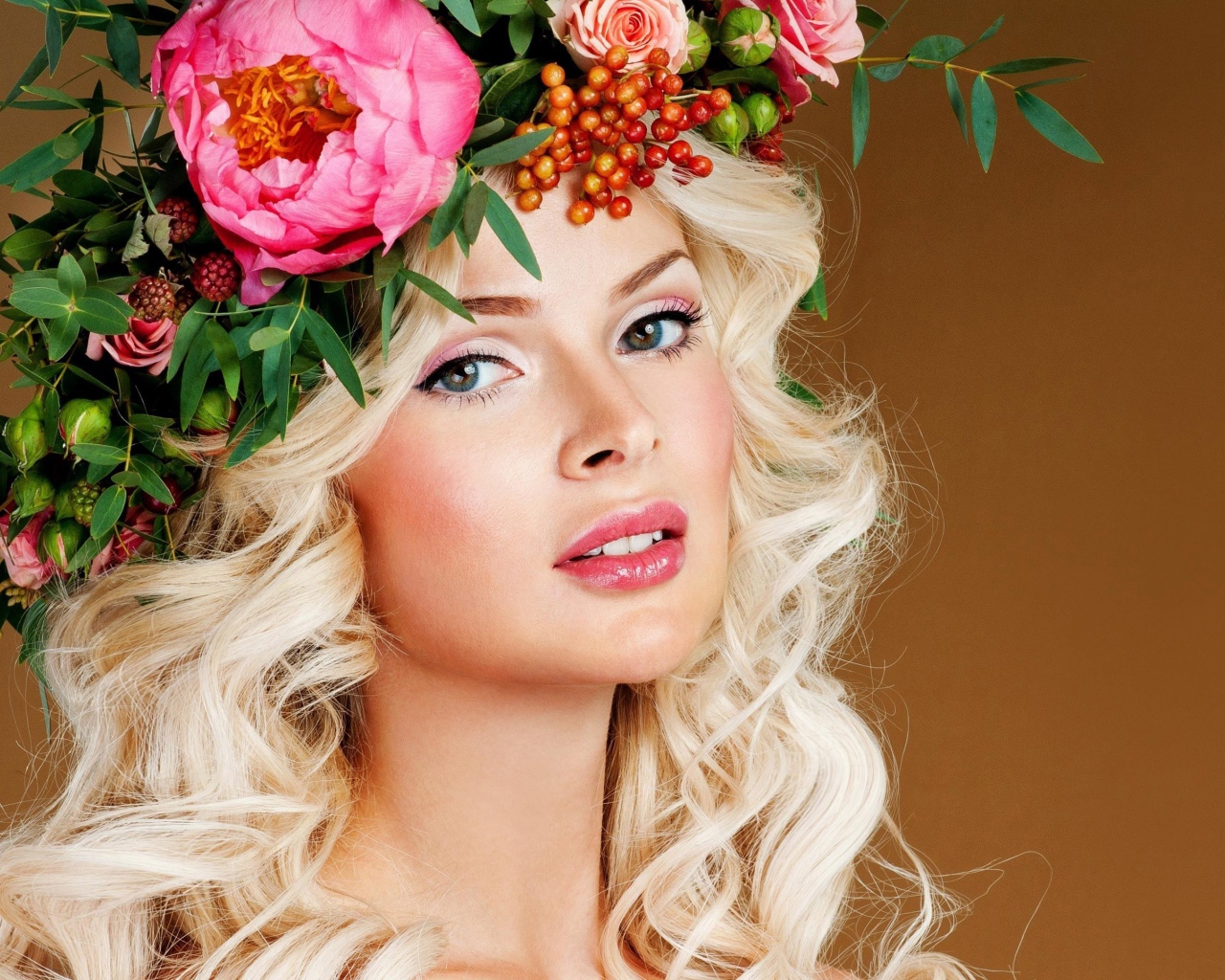 Красивая блондинка с красивым венком на голове