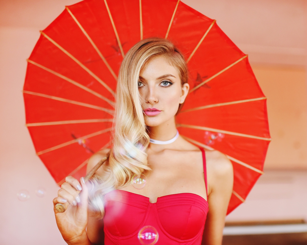 Красивая блондинка с красным зонтом