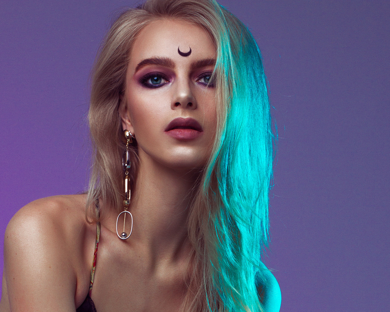 Красивая блондинка с татуировкой на лбу