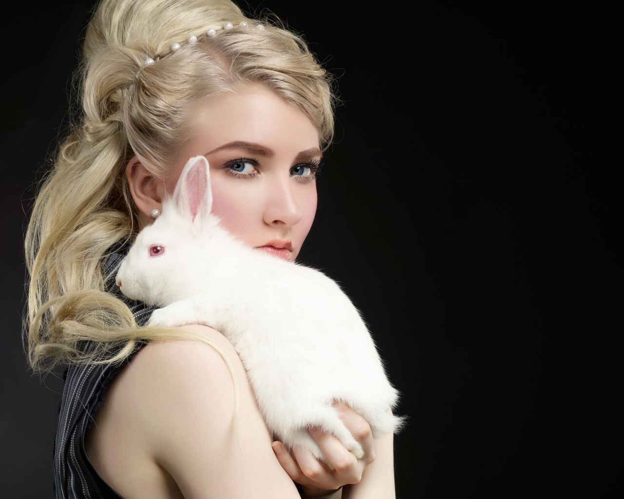Красивая блондинка с белым кроликом на плече