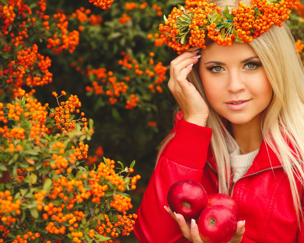 Красивая блондинка с венком из рябины на голове