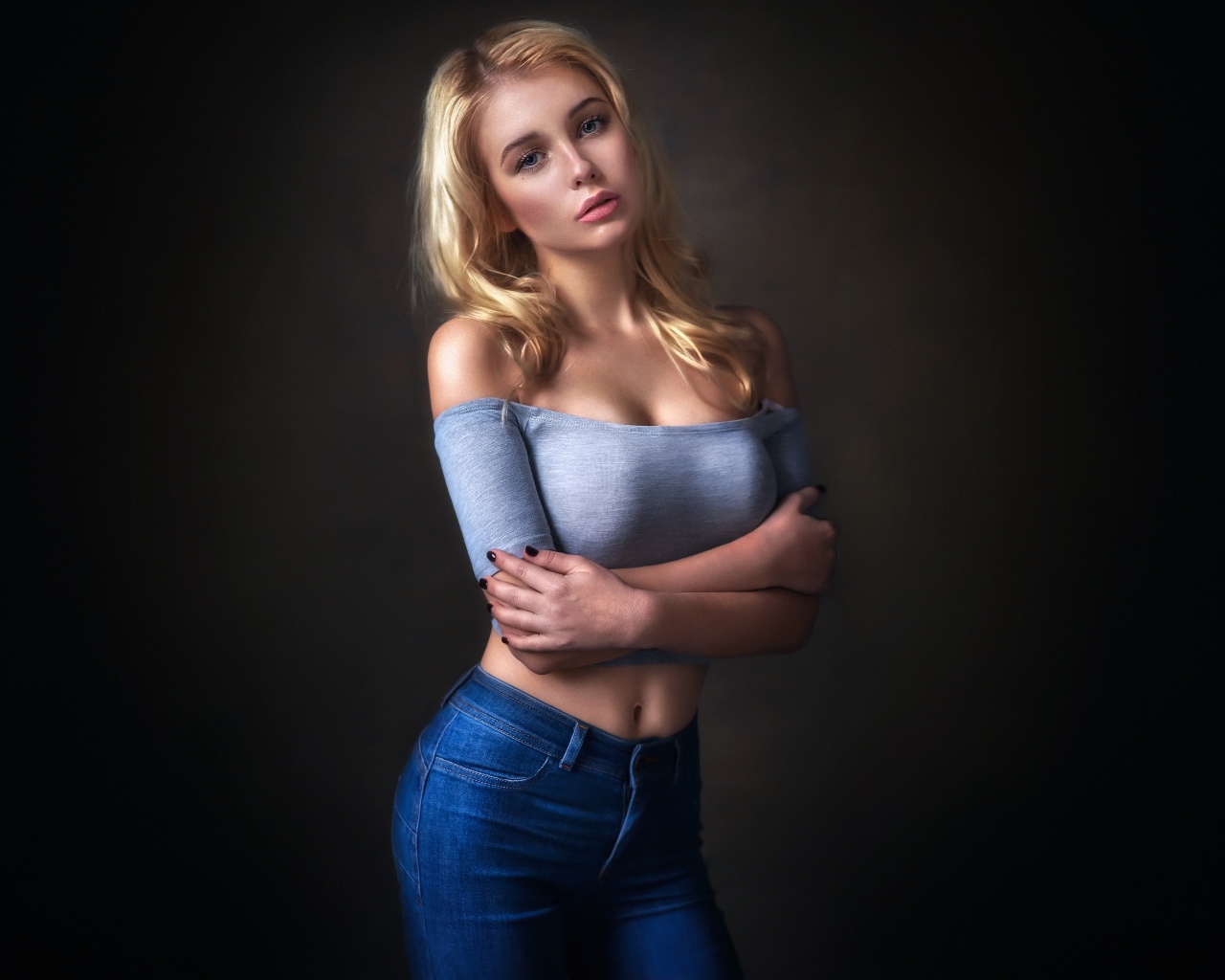 Красивая блондинка с синих джинсах