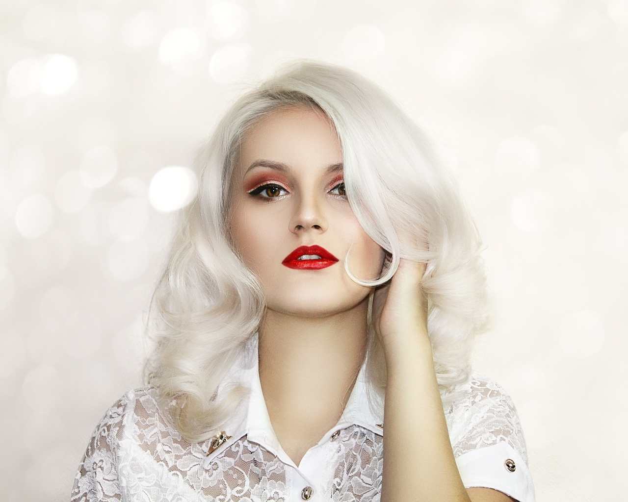 Красивая блондинка с ярким макияжем