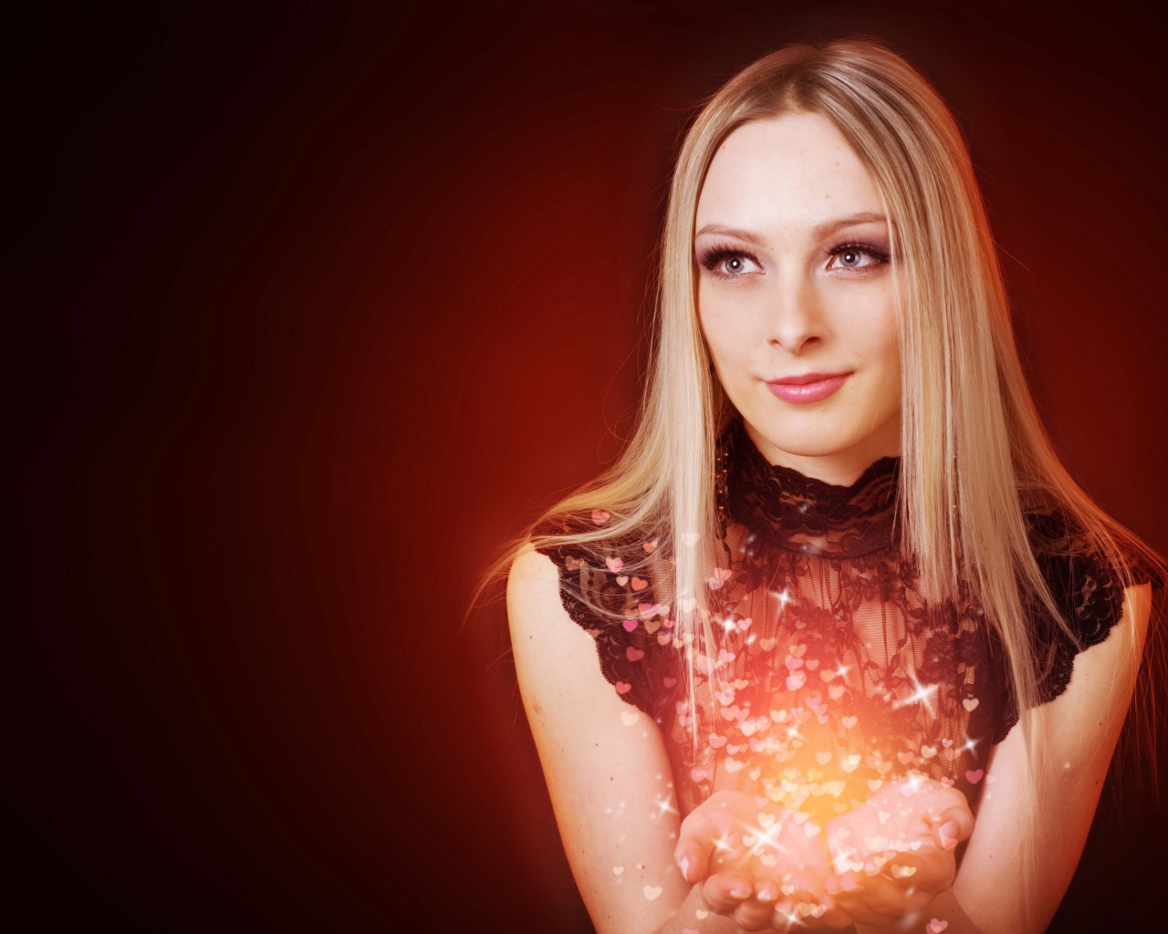 Красивая голубоглазая блондинка на красном фоне