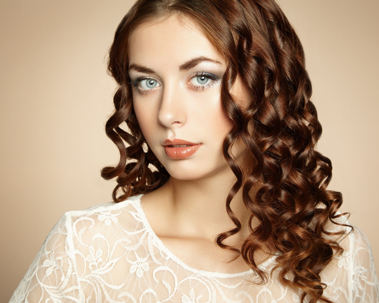 Красивая голубоглазая девушка шатенка в белом наряде