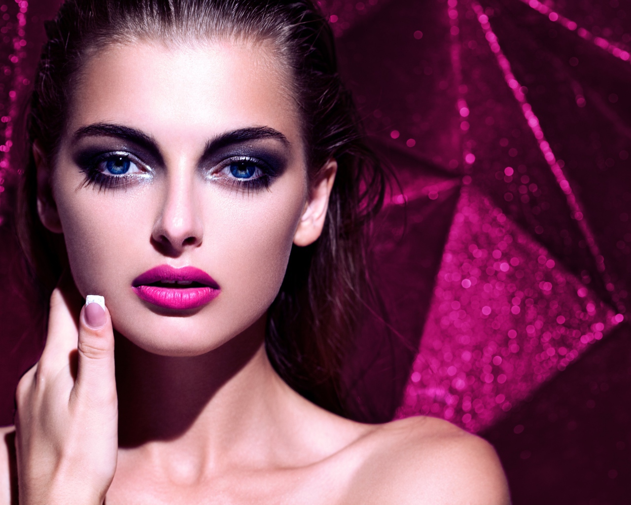 Красивая голубоглазая брюнетка с макияжем на сиреневом фоне