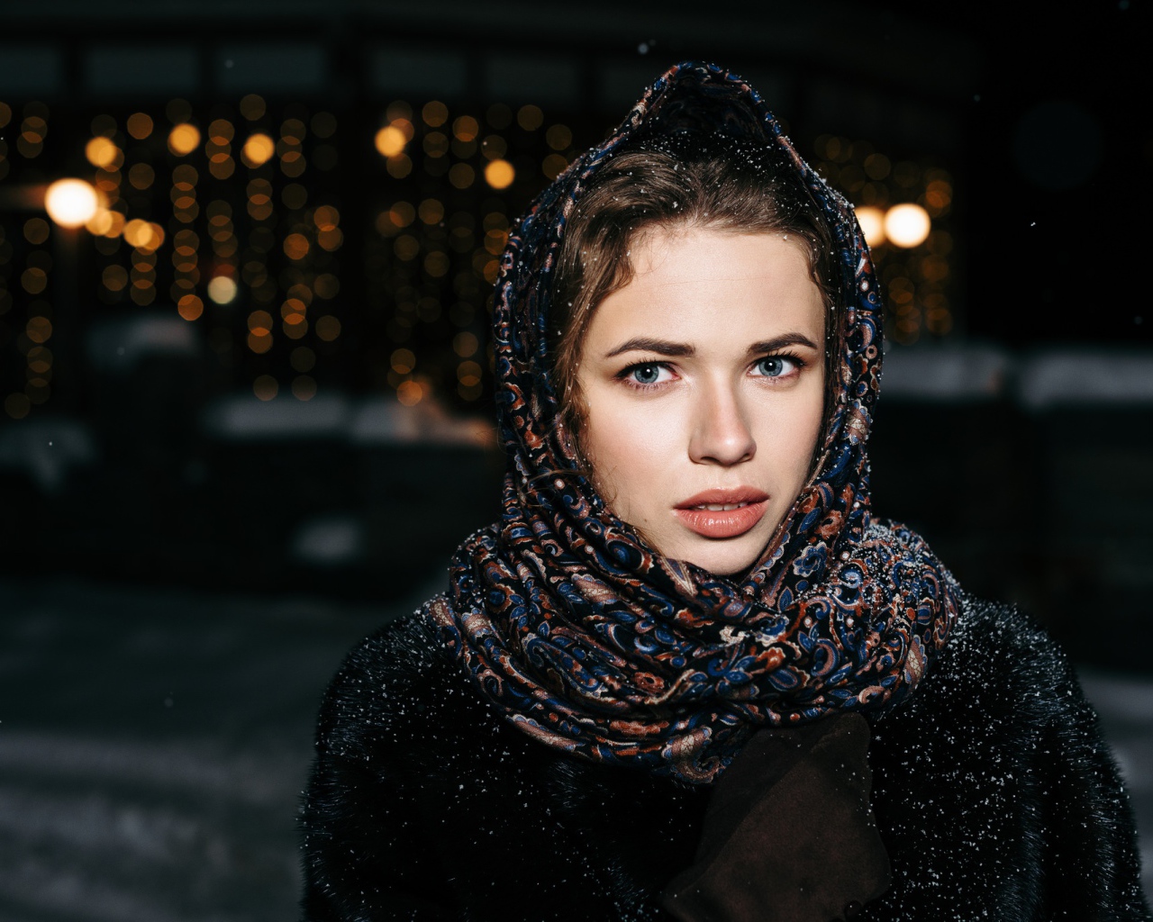 Красивая голубоглазая девушка в красивом платке