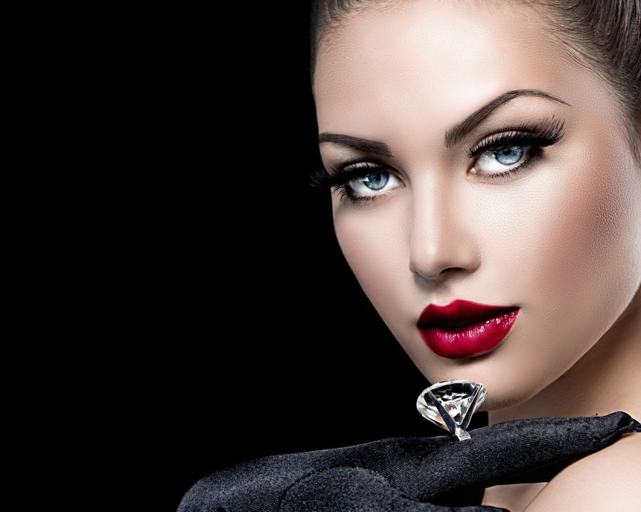Красивая голубоглазая девушка с кольцом на пальце на черном фоне