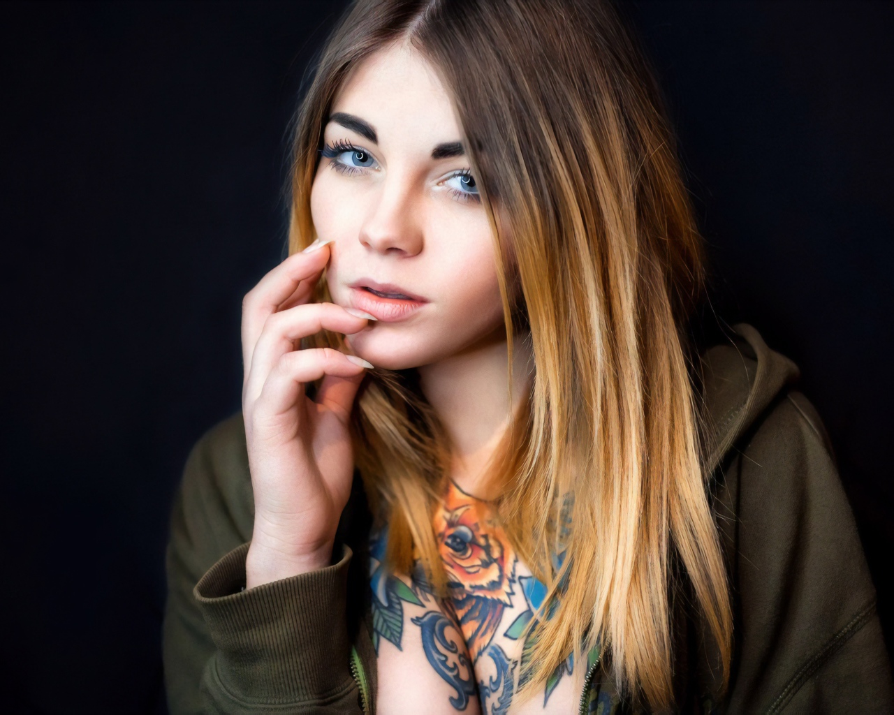 Красивая голубоглазая девушка с татуировкой 
