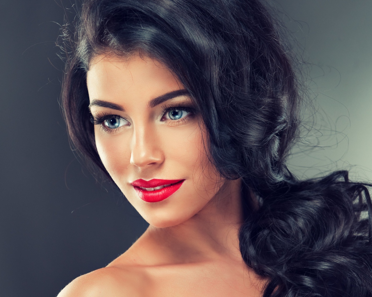 Красивая голубоглазая девушка с длинными черными волосами