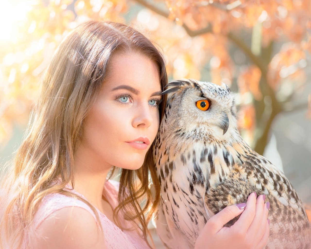 Красивая голубоглазая девушка с совой