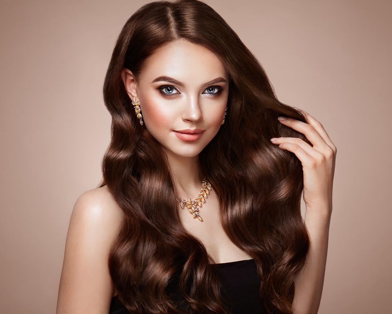 Красивая голубоглазая длинноволосая девушка шатенка с золотым украшением на шее 