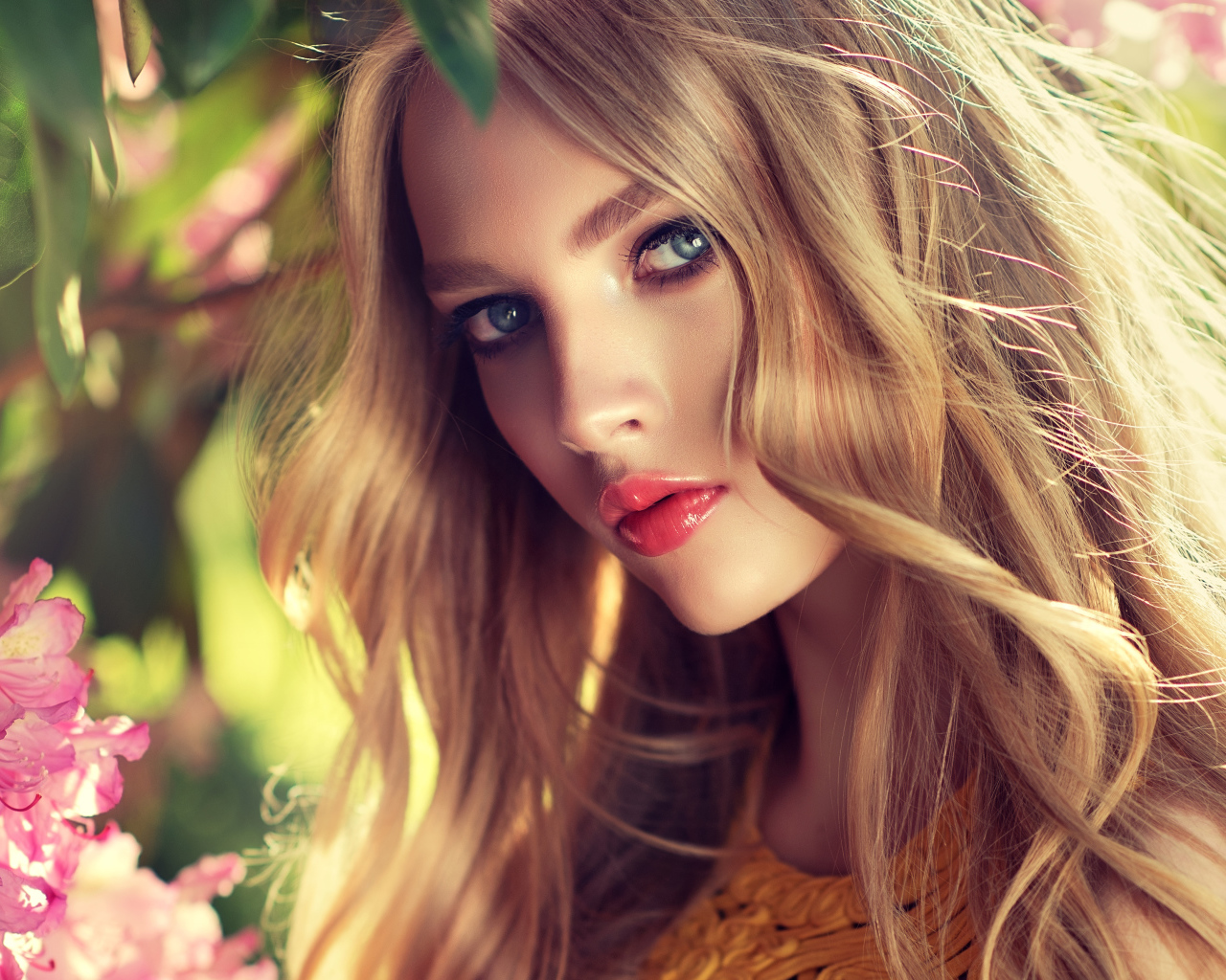 Красивая яркая голубоглазая блондинка фото крупным планом