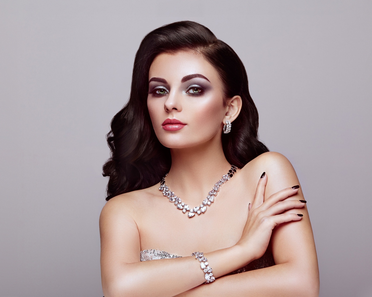 Красивая яркая брюнетка на сером фоне